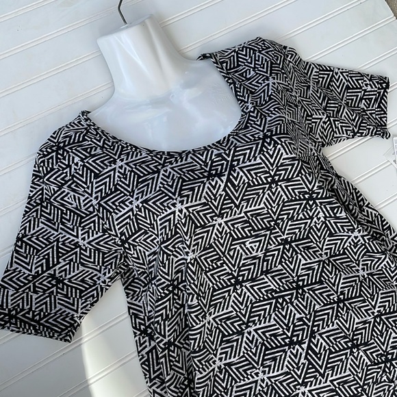 LulaRoe Geometric Printed Perfect T High Low Top-#0350 - Picture 9 of 12